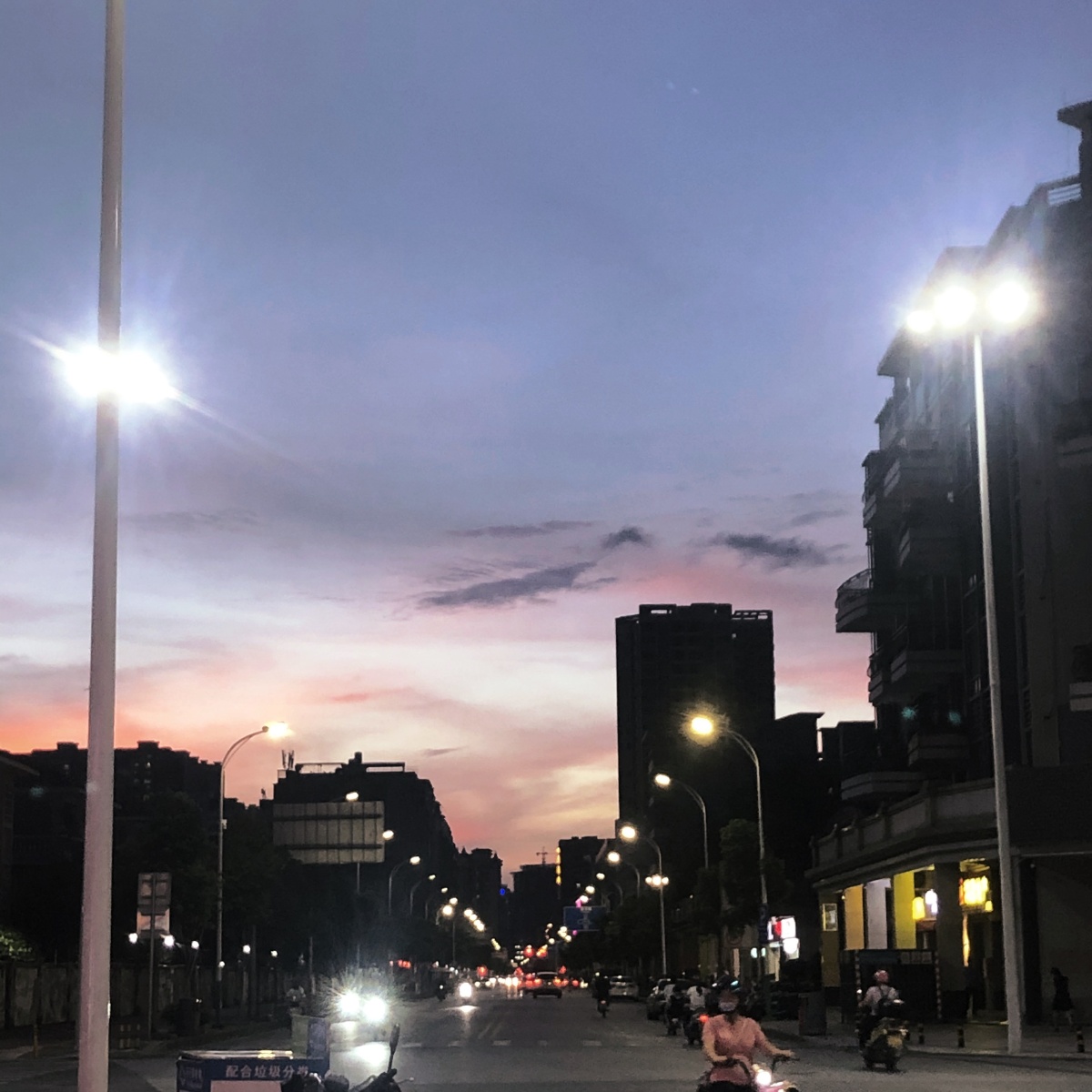 停下脚步欣赏傍晚的马路