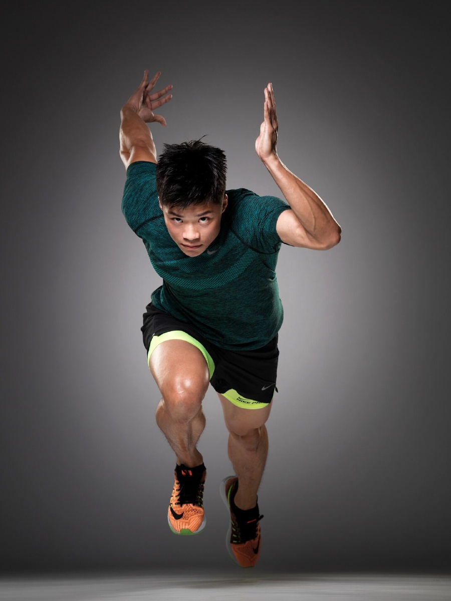 聚焦很到位,有很清晰的明暗对比,线条感较强,体现了奥运健儿身强体魄