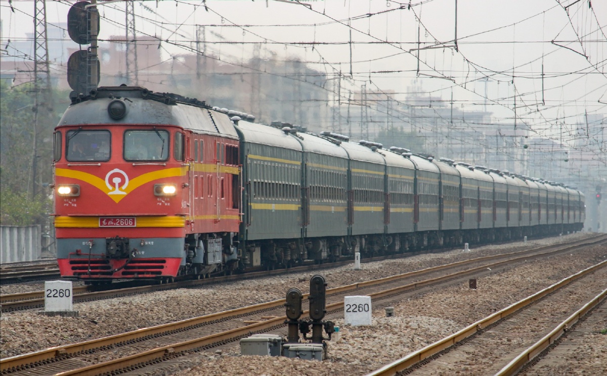 春运的火车出发了06