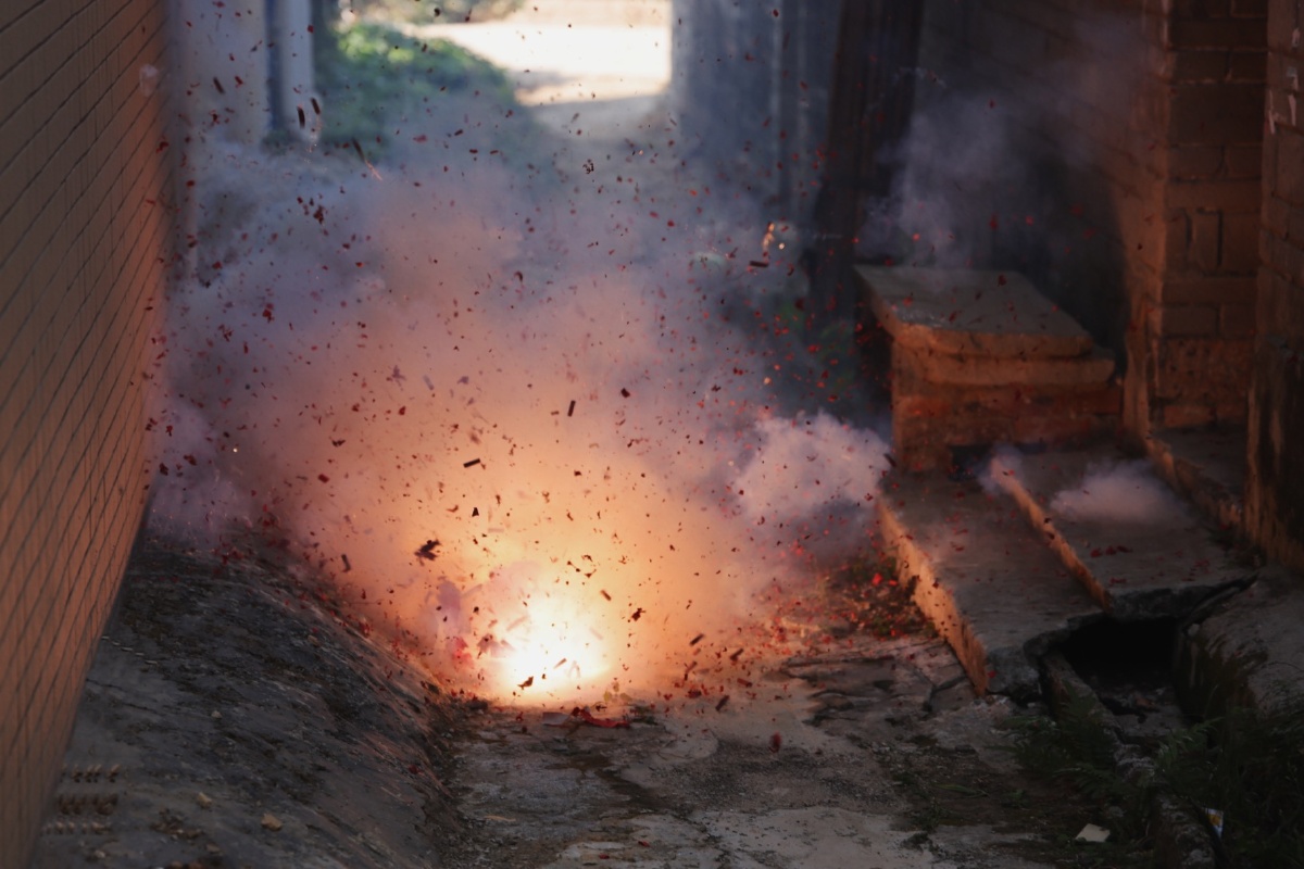 爆竹声中一岁除