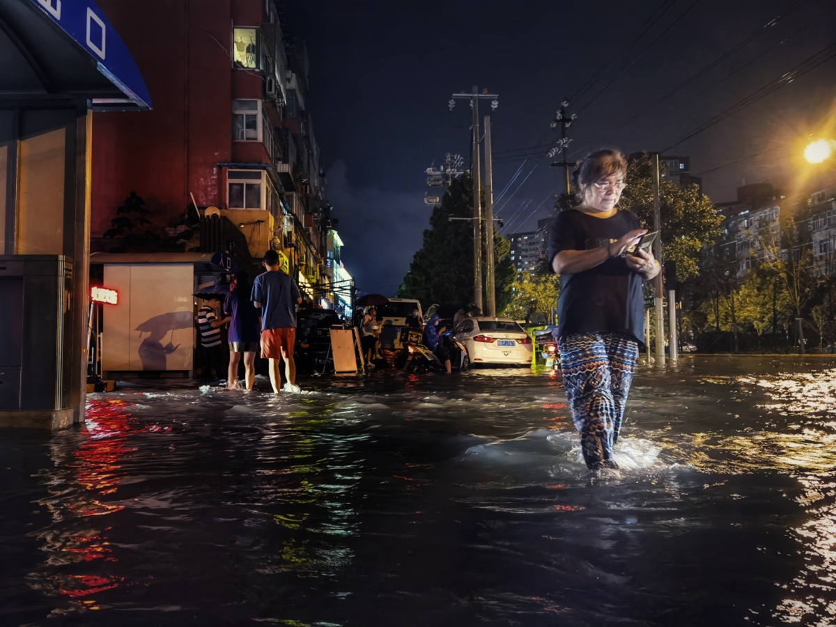 闲庭信步8月16日晚北京市石景山区出现局地强降雨路面积水严重