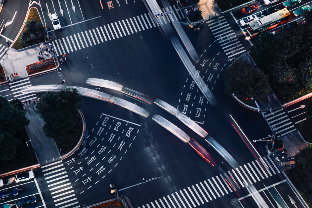 俯视人来人往,车来车往.