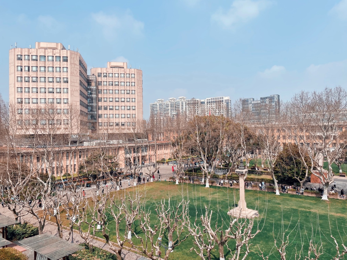 同济大学国立柱图书馆草坪