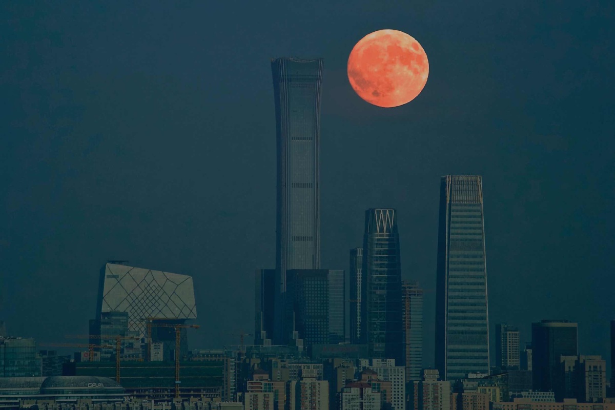 中秋月色下的城市