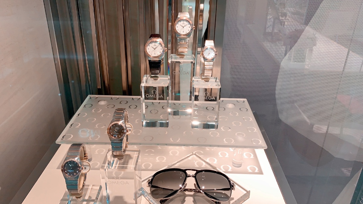 王府井欧米伽手表橱窗 - 粗心的咖啡豆 - 图虫