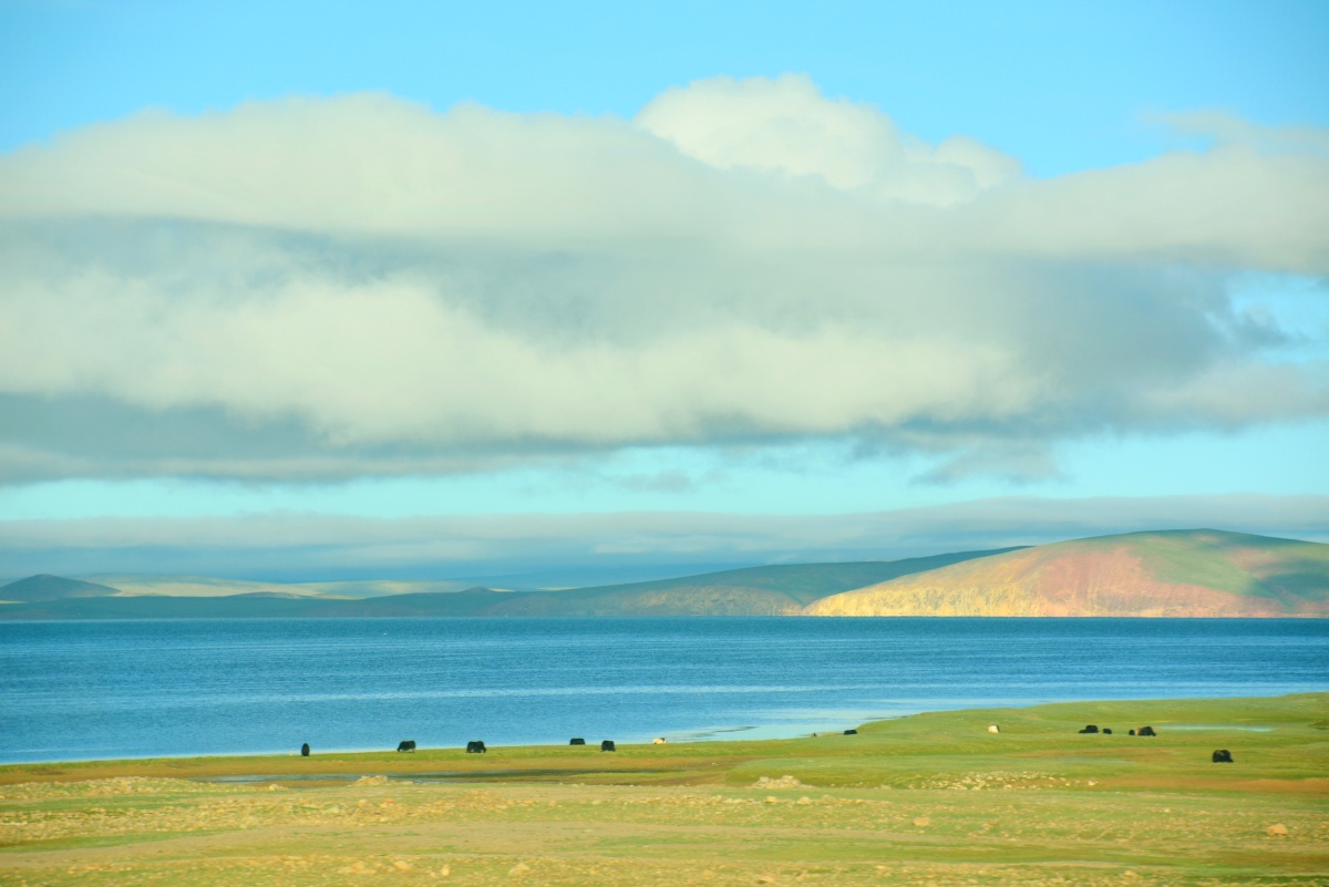 中国西藏自治区那曲市安多县朝阳笼罩下的的措那湖