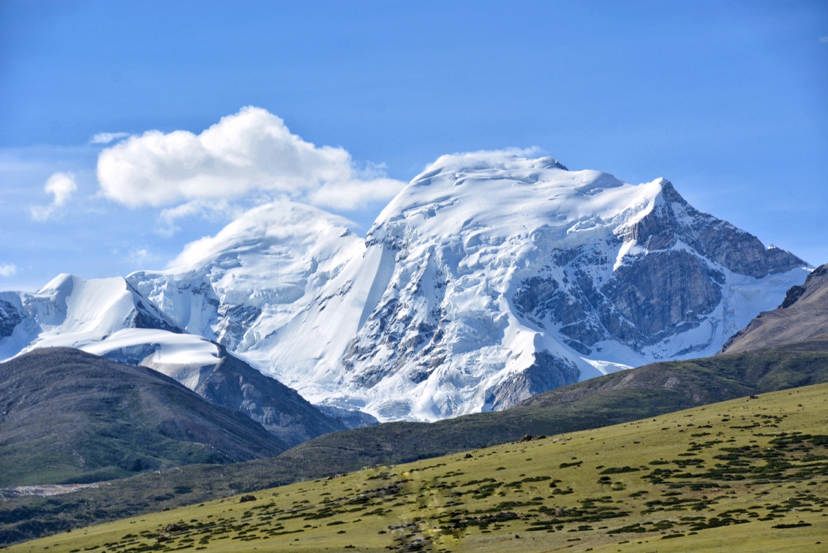 中国西藏自治区拉萨市当雄县念青塘古拉山脉雪峰