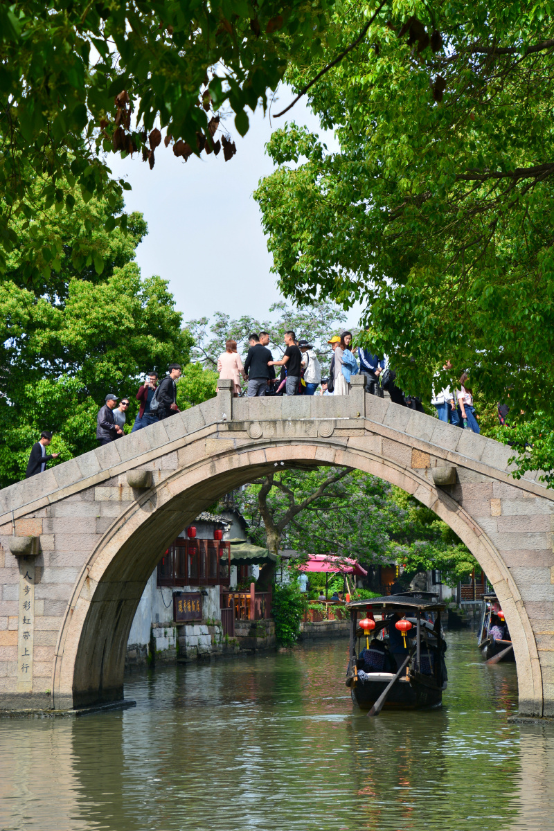 中国浙江省嘉兴市西塘古镇乌篷船石拱桥