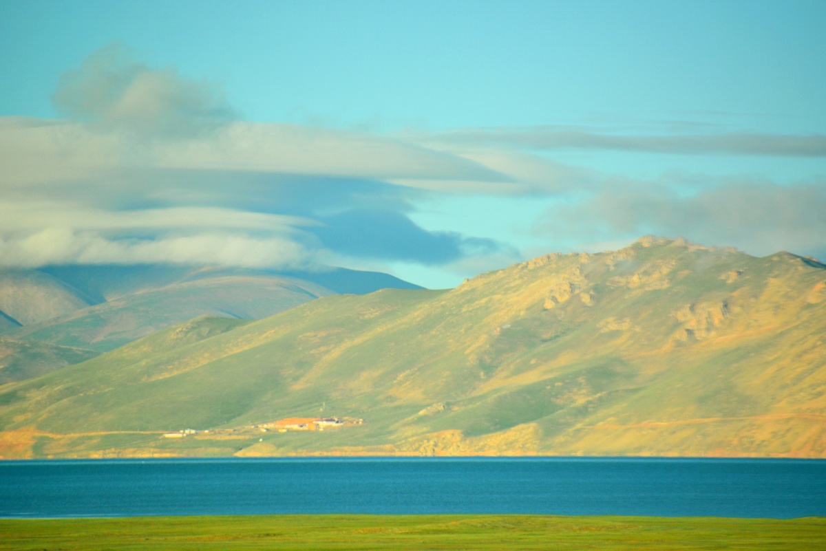 中国西藏自治区那曲市安多县朝阳笼罩下的的措那湖