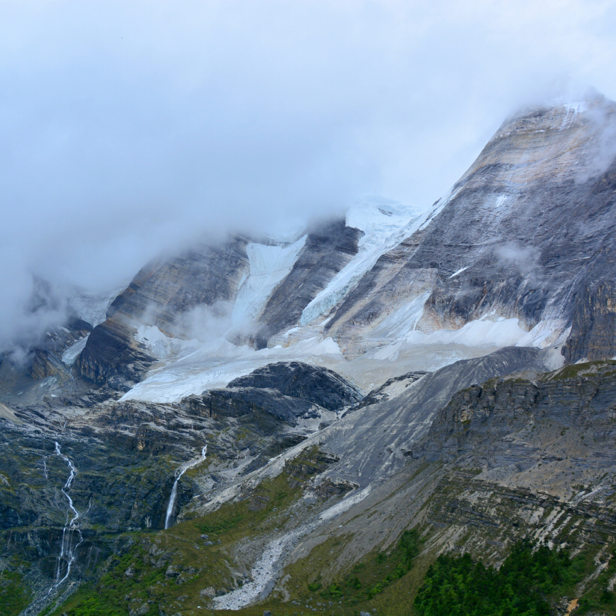 四川省甘孜州亚丁风景区央迈勇神山冰川风光