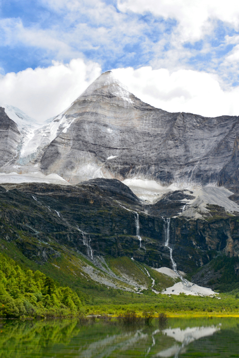 四川省甘孜州亚丁风景区央迈勇神山