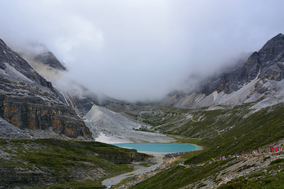 四川省甘孜州亚丁风景区牛奶湖海子
