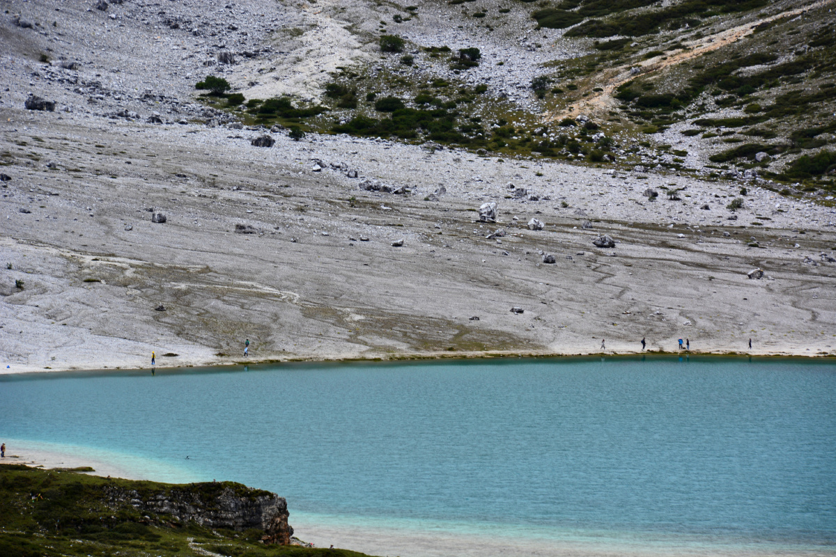 四川省甘孜州亚丁风景区牛奶湖海子