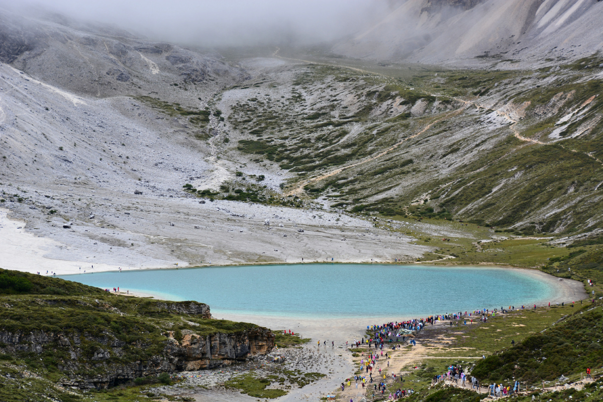 四川省甘孜州亚丁风景区牛奶湖海子