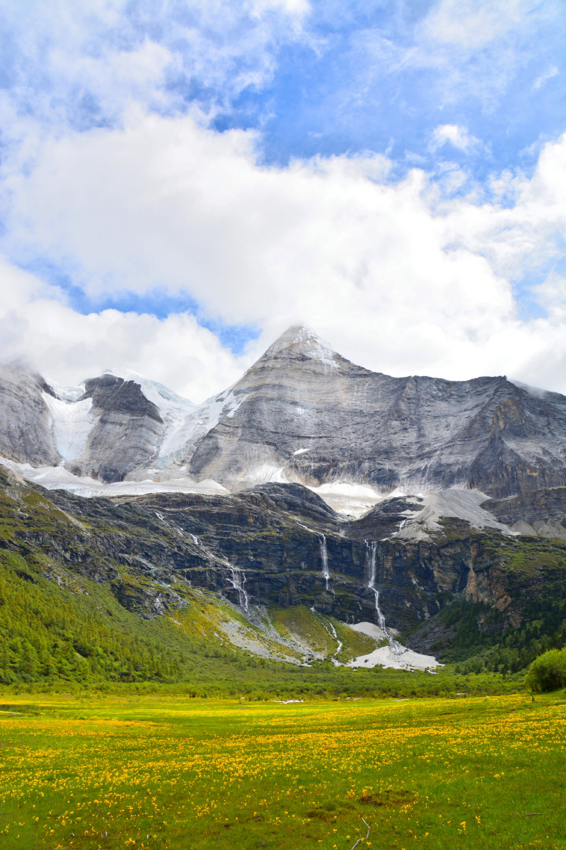 四川省甘孜州亚丁风景区央迈勇神山