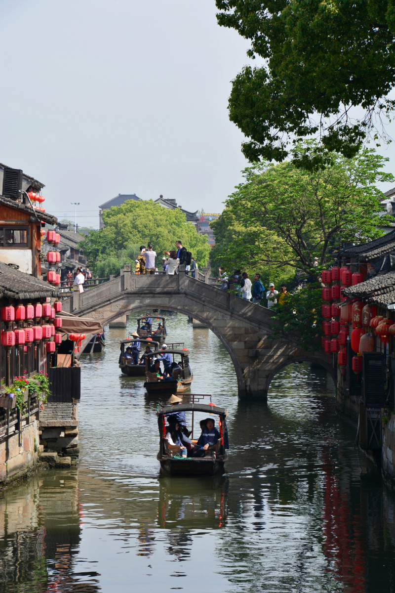 浙江省嘉兴市西塘乌篷船石拱桥