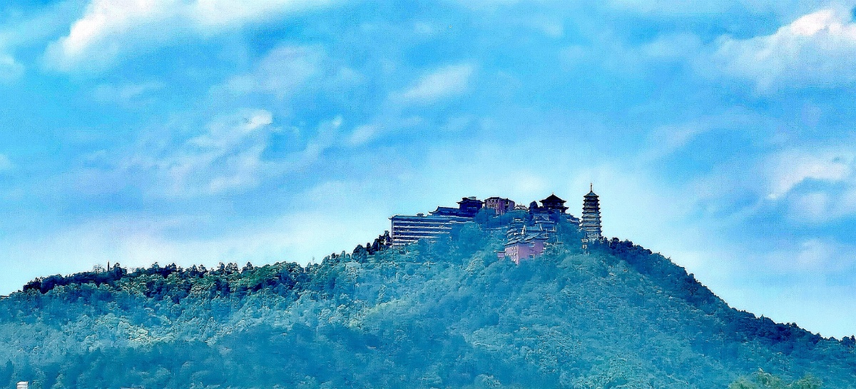 远处山顶临川大金山寺