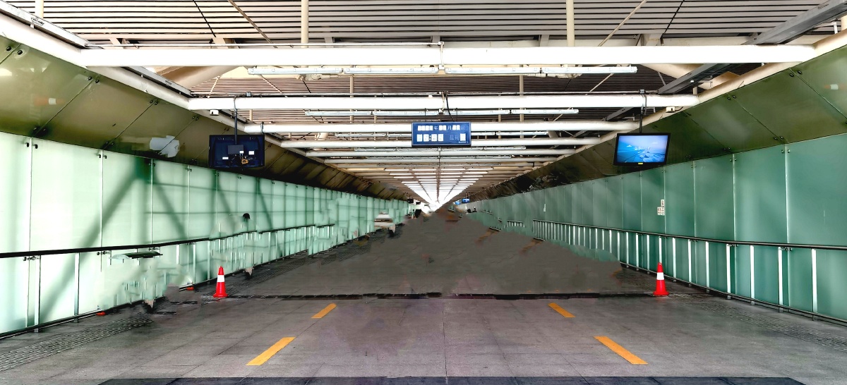 深圳北站东西广场人行通道