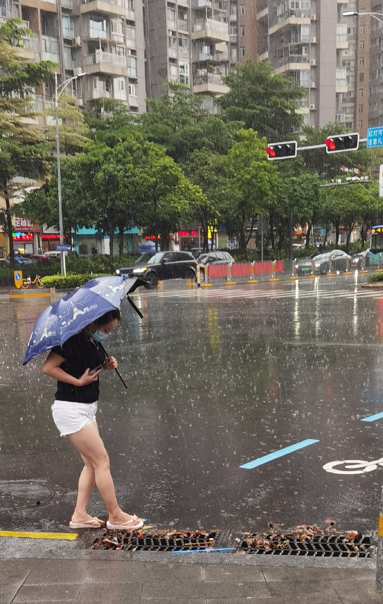 大赞大雨天过路美女为民除污排水
