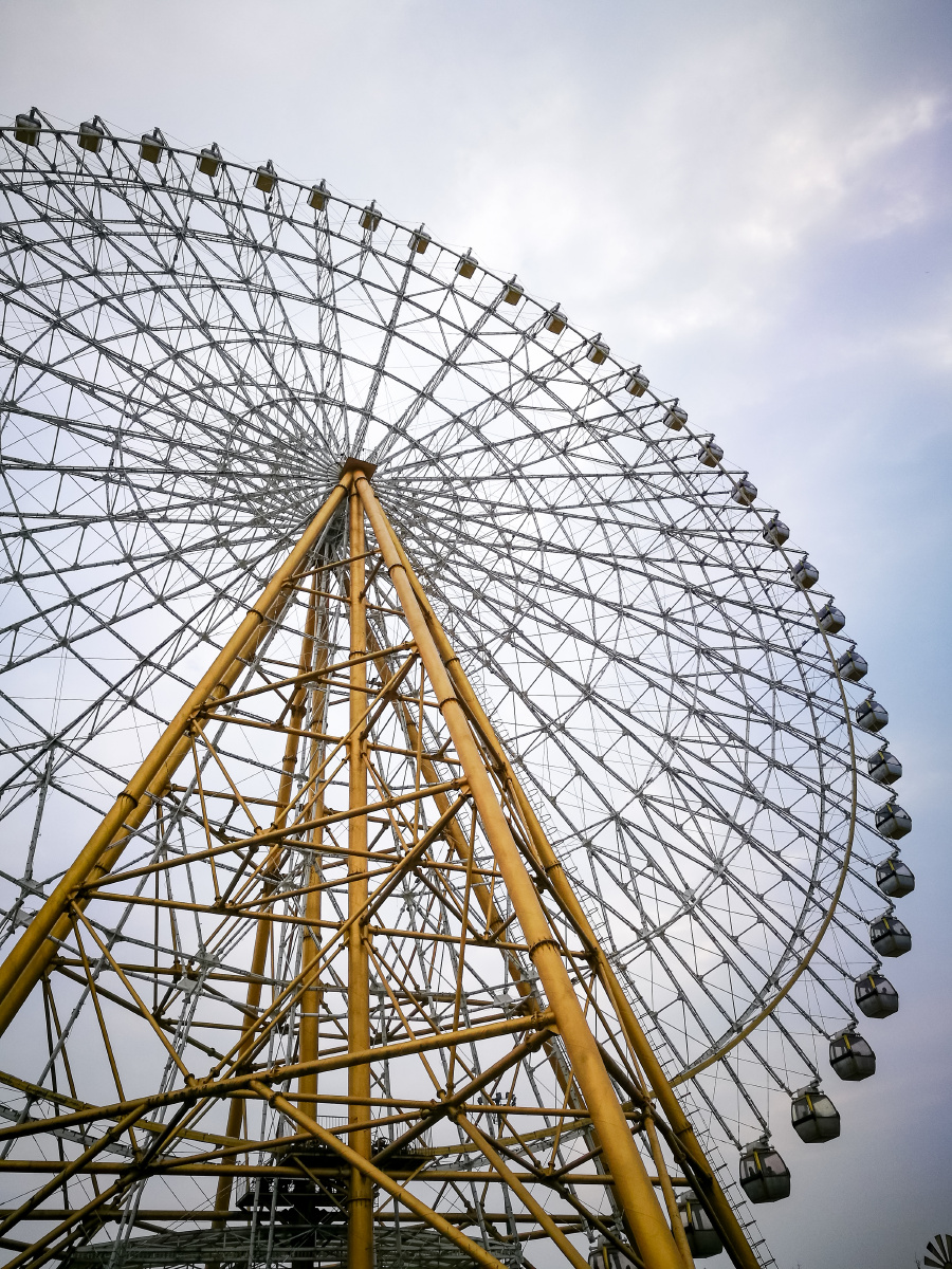 成都国色天乡的摩天轮,上面有我的女儿,哈哈