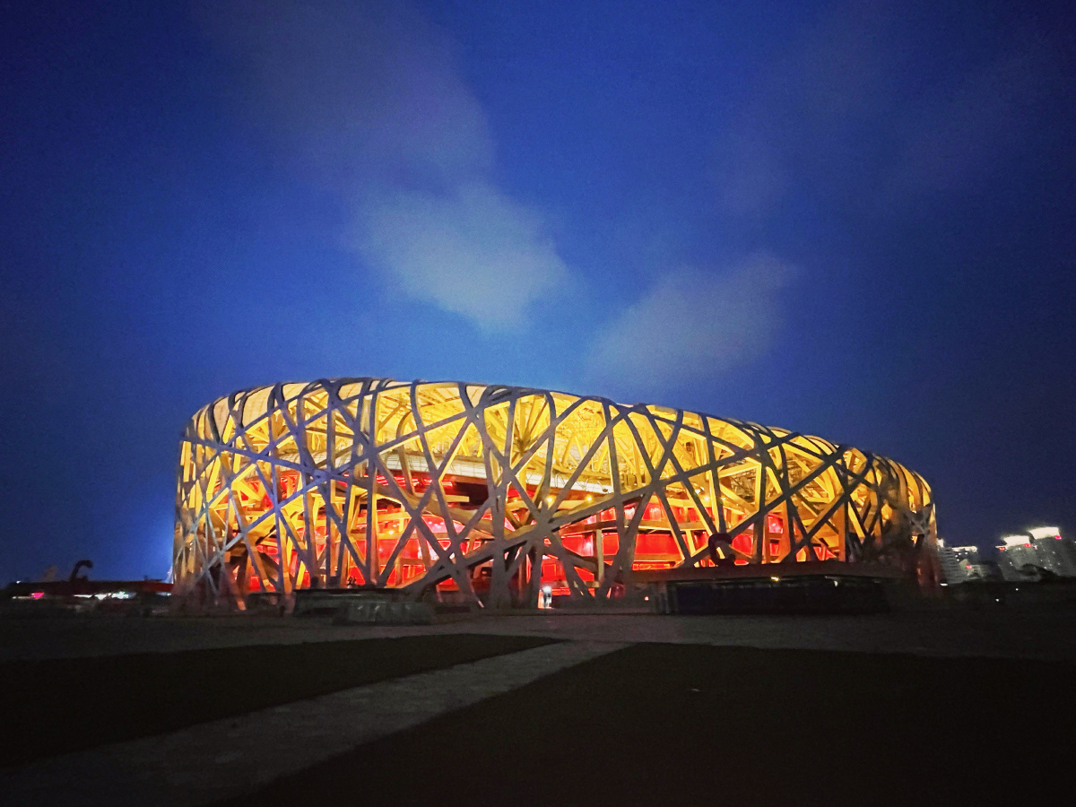 北京鸟巢灯光亮点特色暑假期间鸟巢在草坪新置景观灯