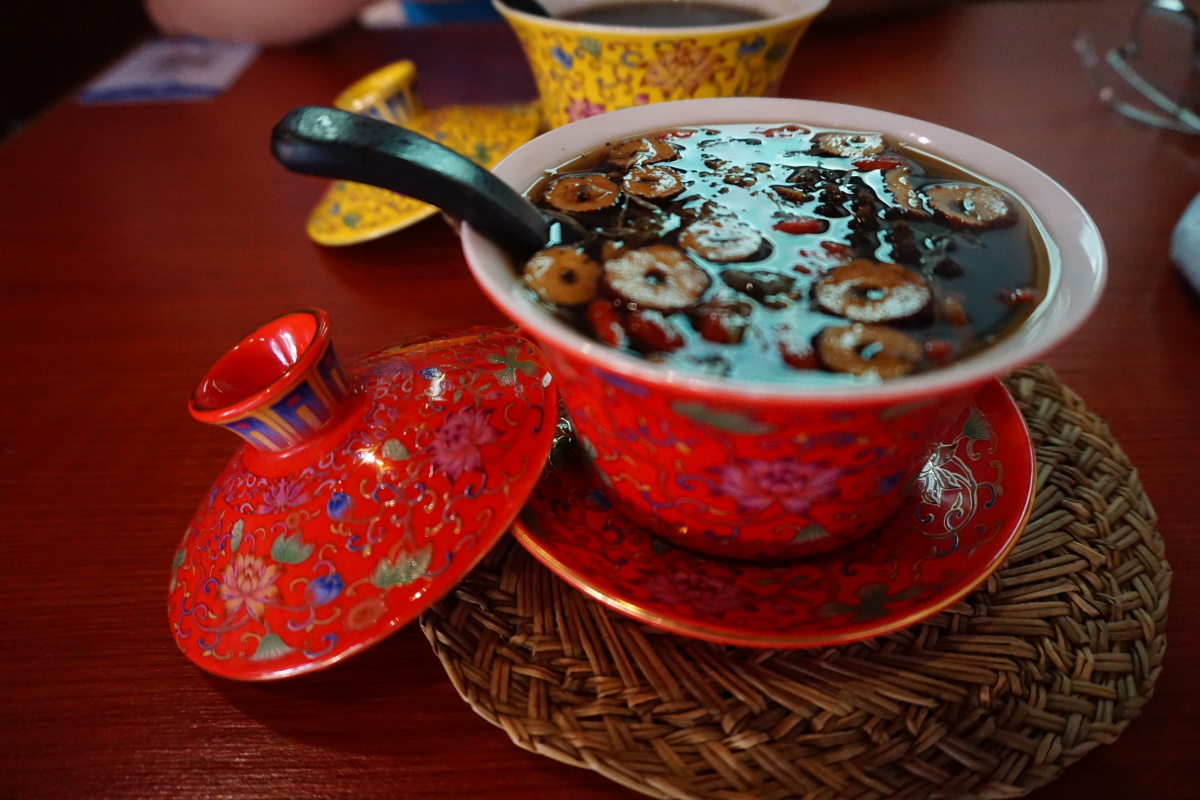 秋意渐浓来一杯八宝茶熬最晚的夜朋克养生