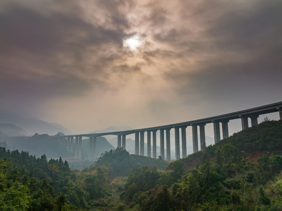 云雾绕山桥穿峡谷丁达尔效应百东河大