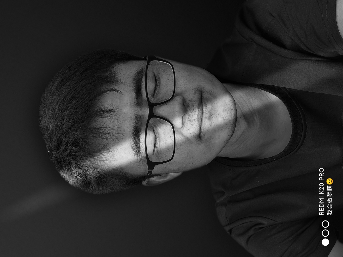 人近中年,略带沧桑啊!