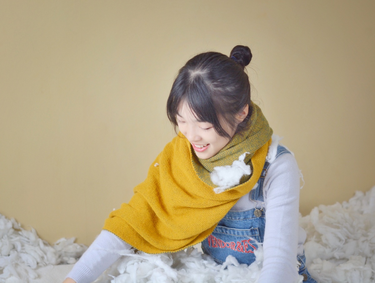 玩棉花的小女孩,愿你永远保持童真