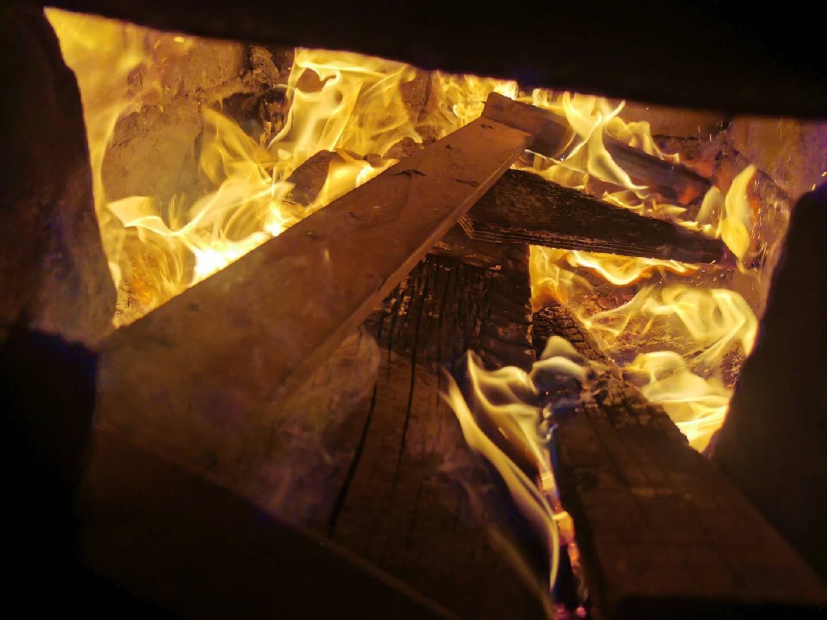 回农村后才发现烧炕的灶坑里也是一种别样的美