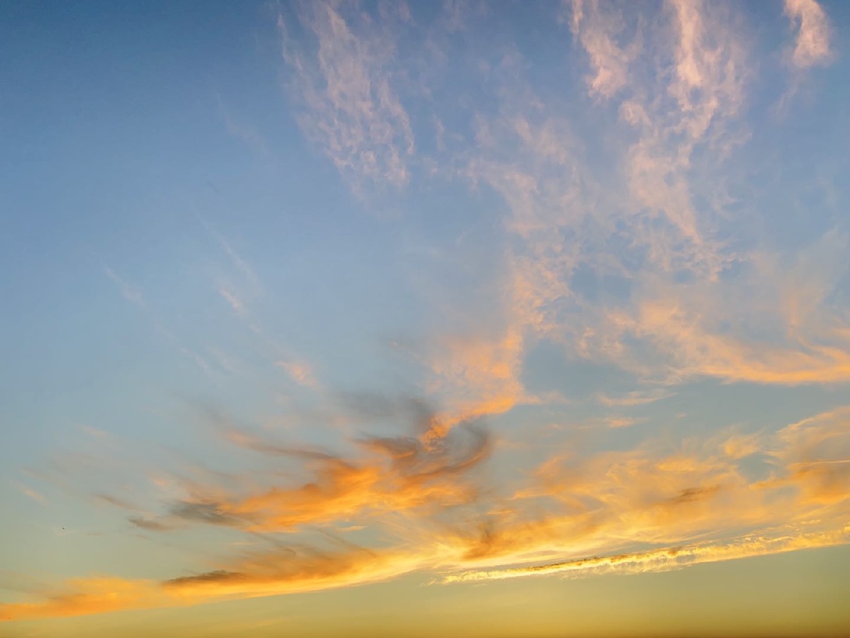 落日晚霞弥漫着橘色系