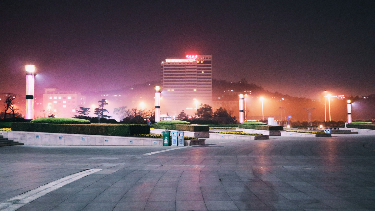 青岛汇泉广场原为德国人的练兵场后建跑马场德撤离青岛后由美国洋行和