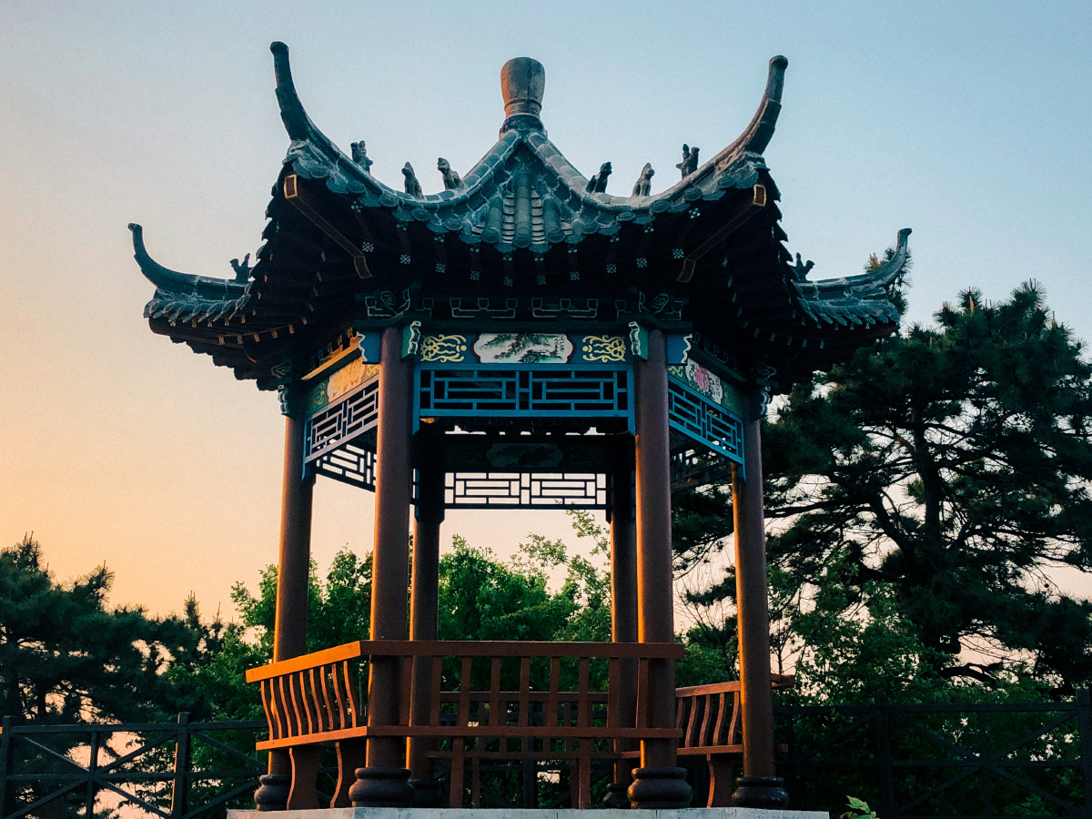 山顶上夕阳下的凉亭