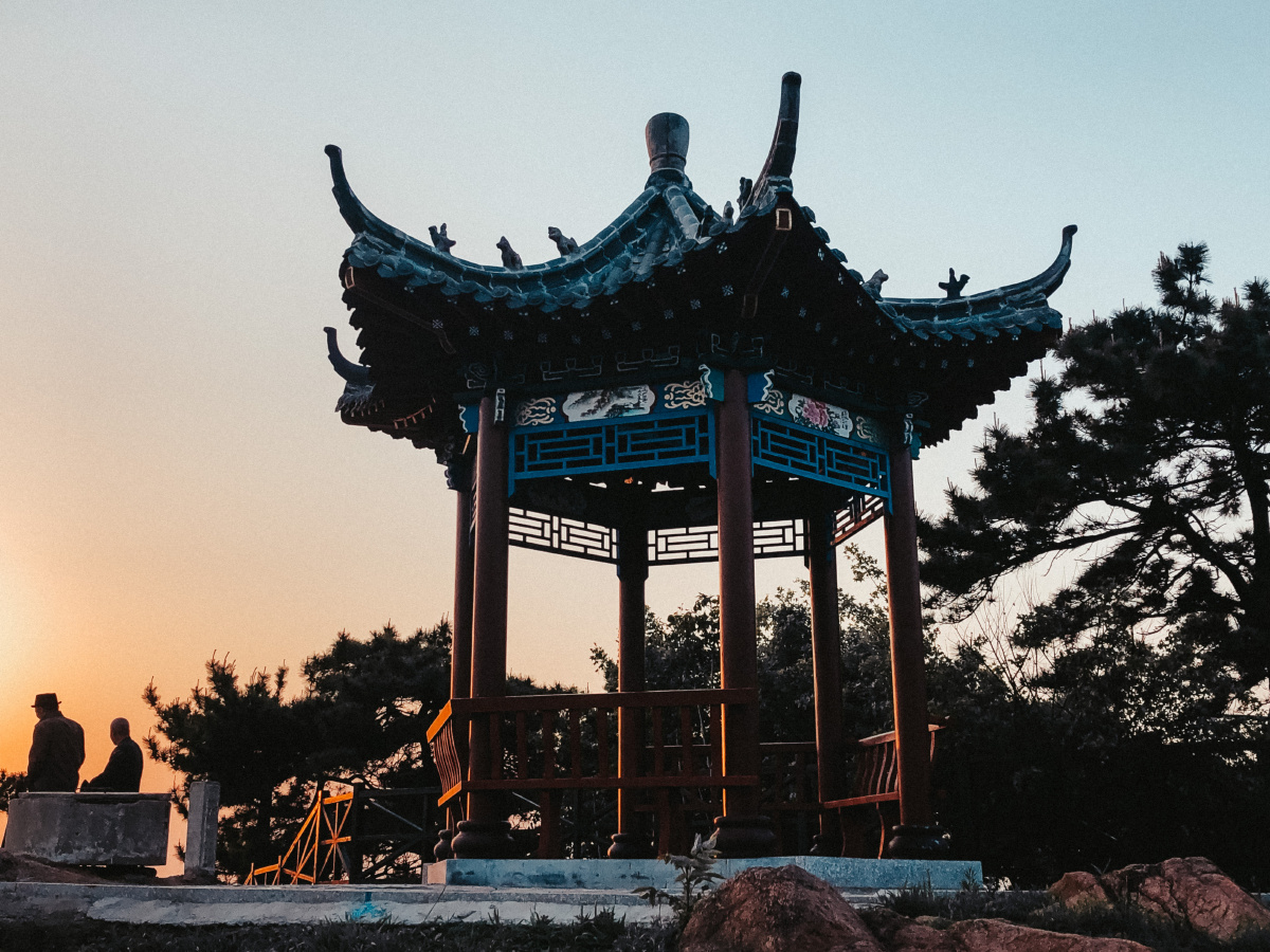 山顶上夕阳下的凉亭