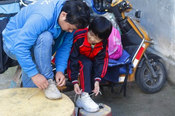 一起系鞋带