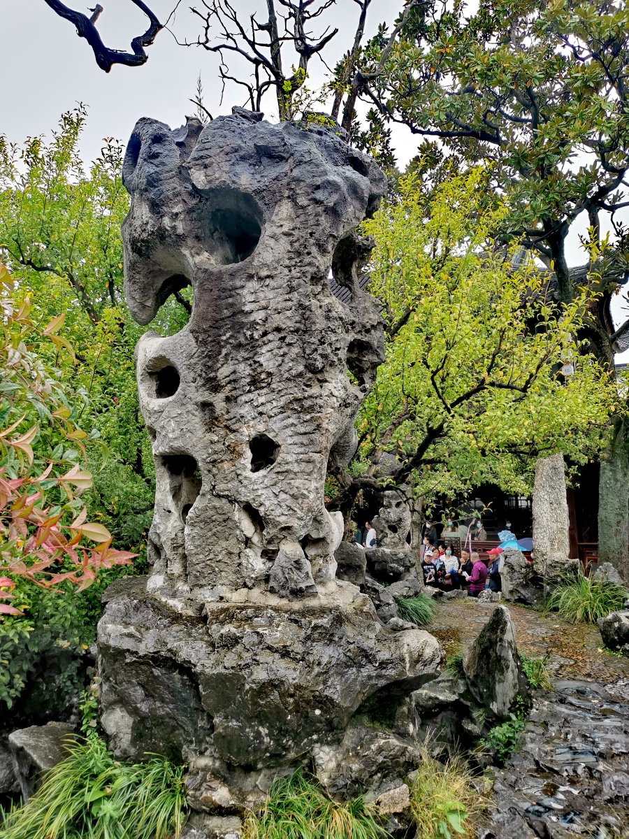 狮子林假山群峰起伏奇峰怪石山顶石峰有含晖吐丹玉立昂霄狮子诸峰各具