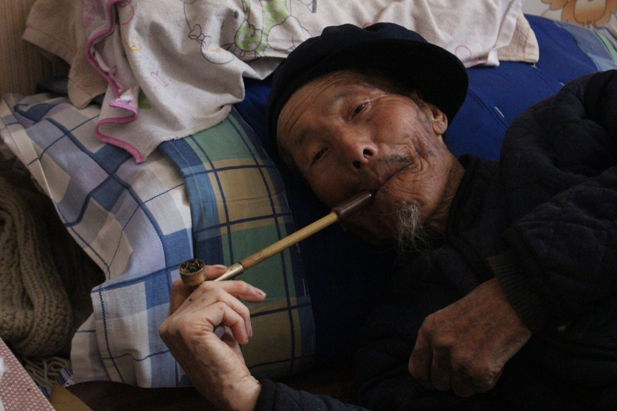 我们住的当地人家中一位最年长的老人,老人脸上尽是岁月的痕迹,年纪大