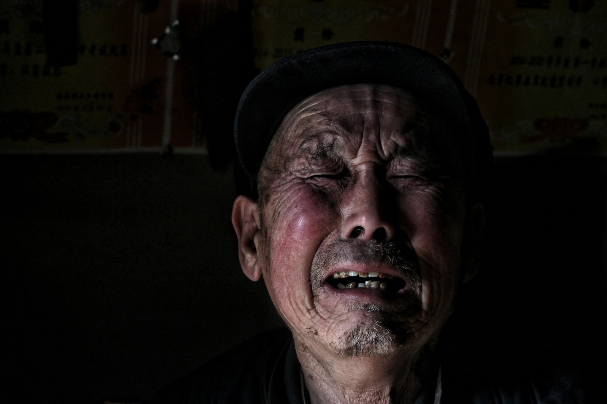 此照片拍摄于甘肃大山深处,老人半身瘫痪,只能靠老伴的照顾而生活,在