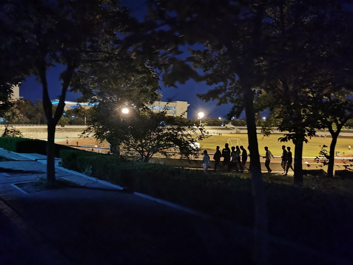 校园夜晚依旧美丽