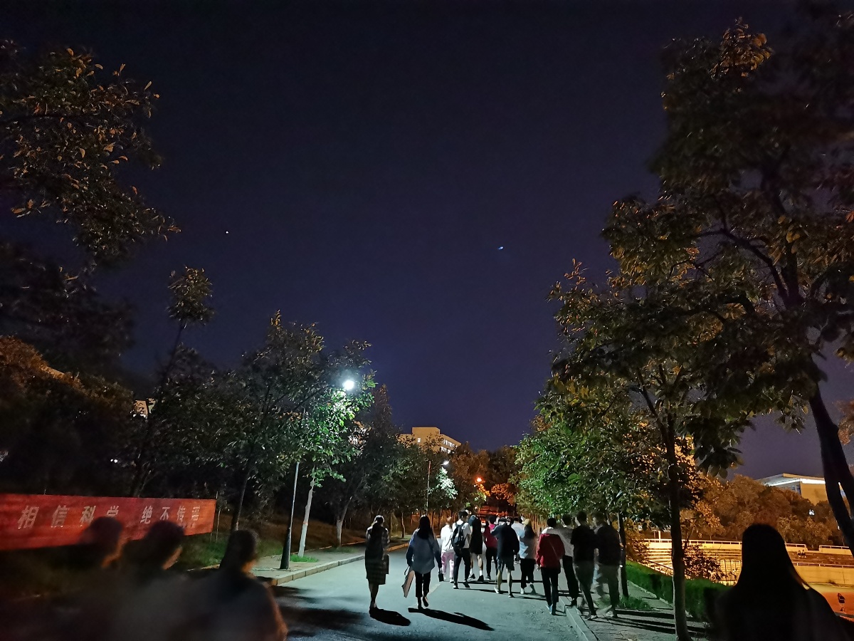 校园夜晚依旧美丽
