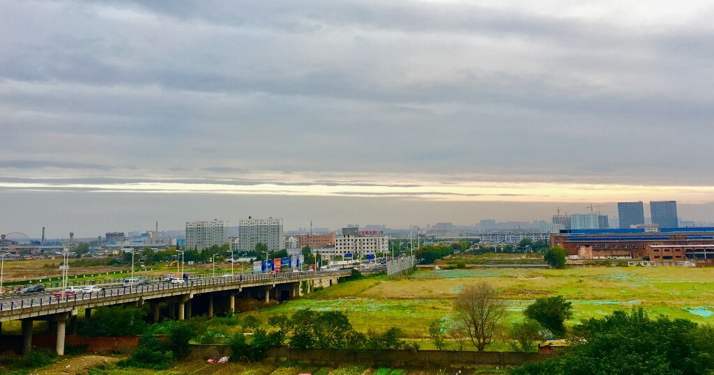 第二张与今年10月18日傍晚接孩子放学回家,合肥的天空出现一道亮丽的霞光,果断的爬上附近的小山丘用手机记录美丽的时刻。