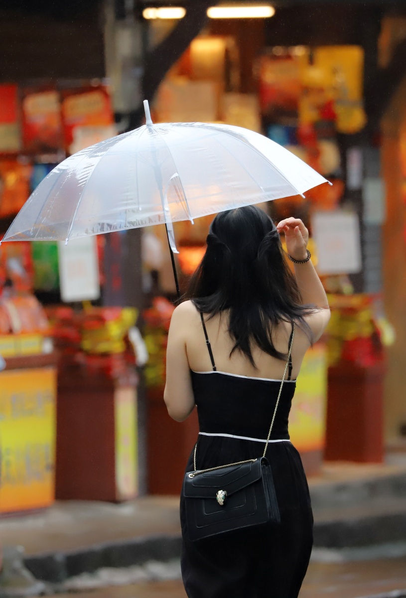 雨中的背影