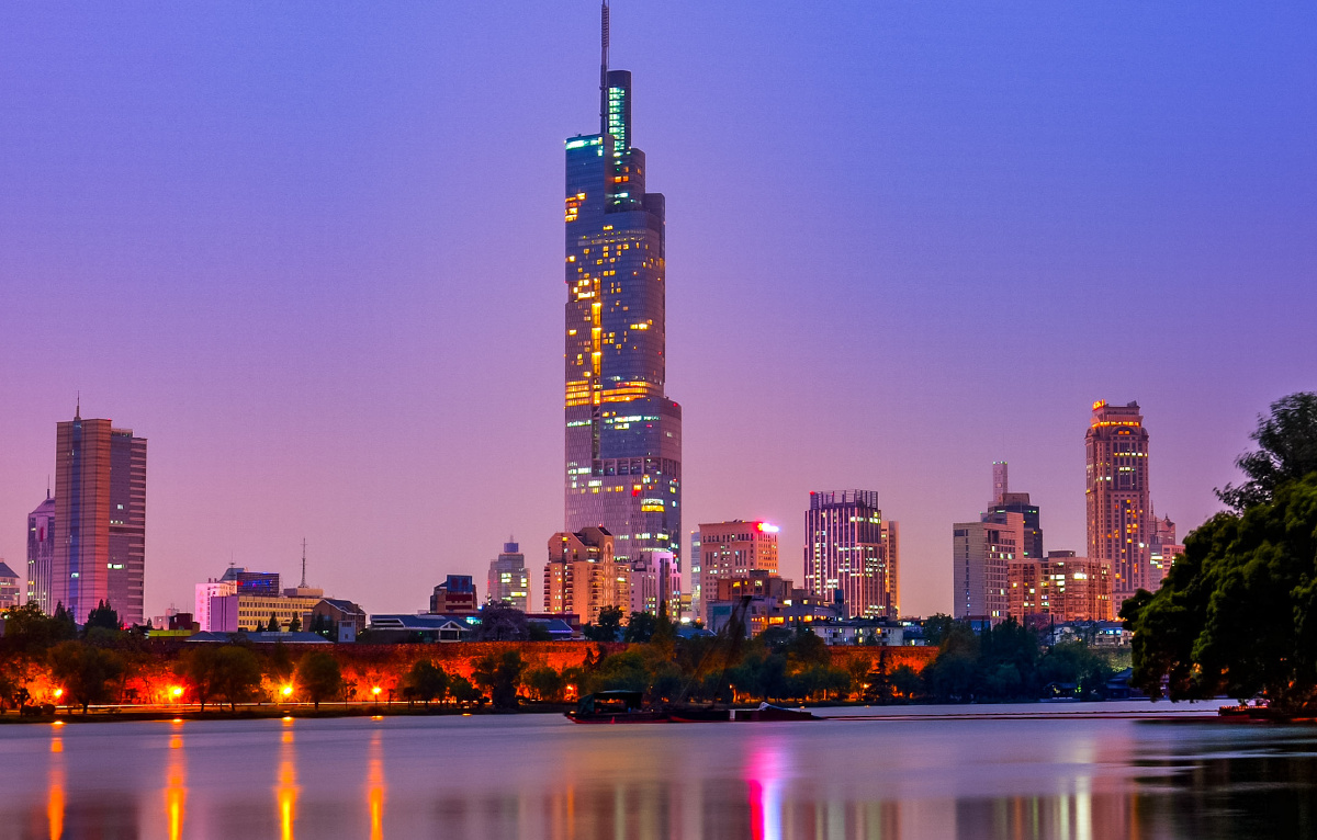 南京玄武湖紫峰大厦鸡鸣寺