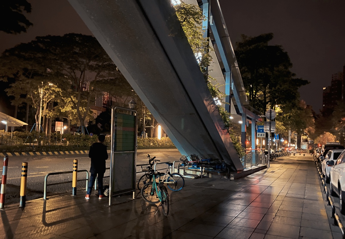 凌晨五点的城市街道那天起了一个大早去赶轻轨,同路人都忙忙碌碌的,有