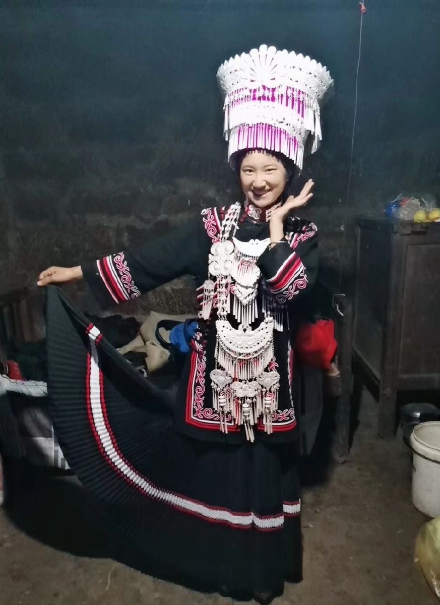 妹妹穿彝族服装的漂亮时刻7272