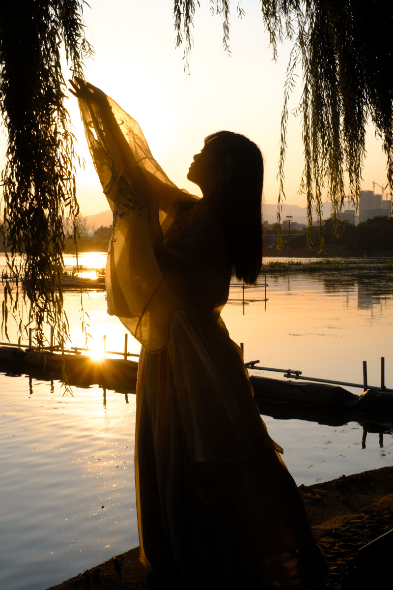 日落剪影伴美人