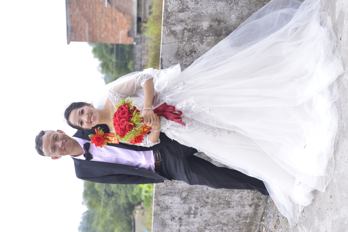 在农村的年轻人也是很时尚的结婚时也要穿上洁白的婚纱坐在婚车里也会