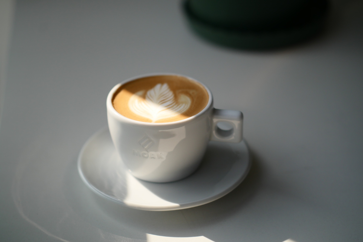 阳光下的咖啡不舍喝