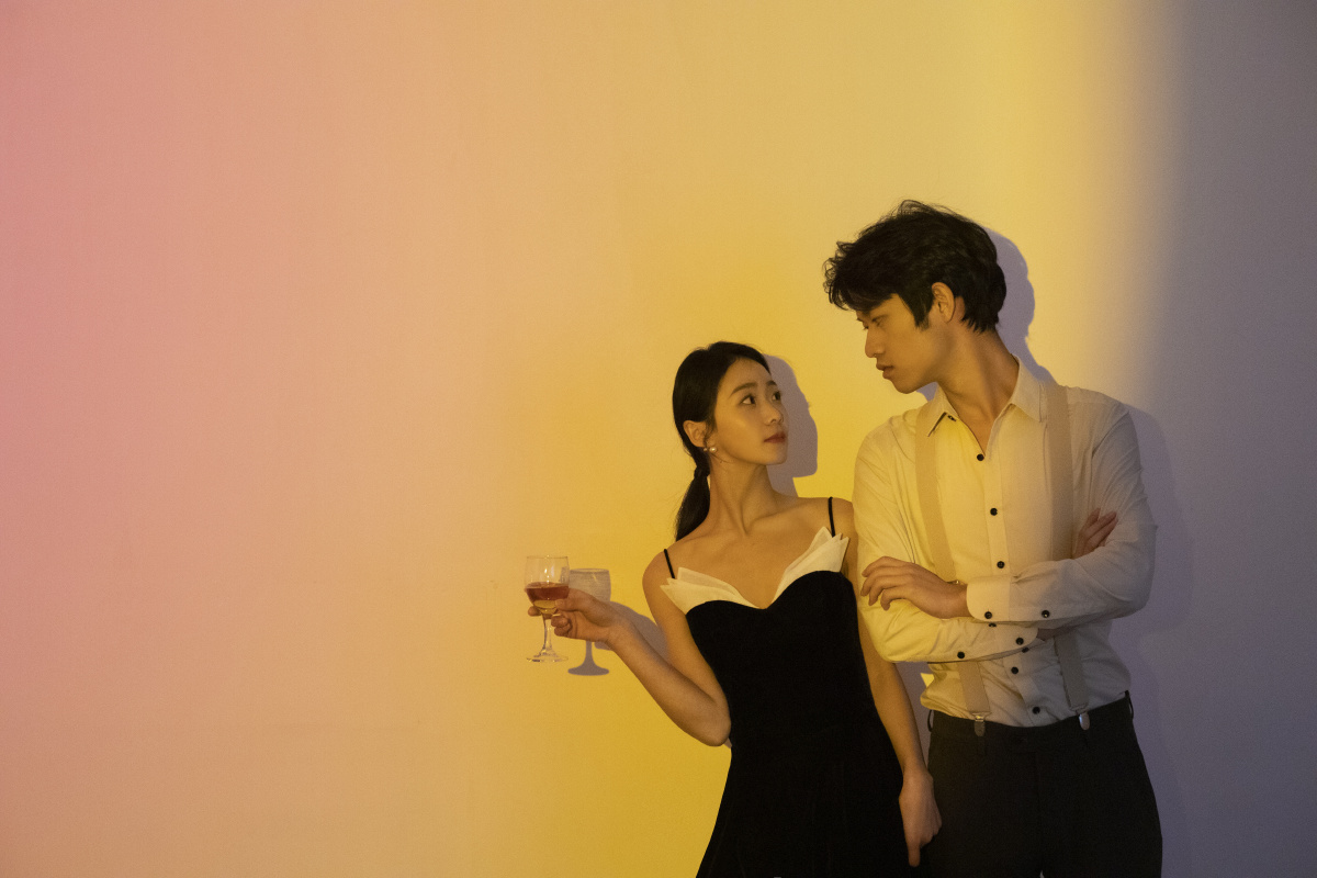 锁骨喉结壁咚你心动了吗情侣写真婚纱创意个性