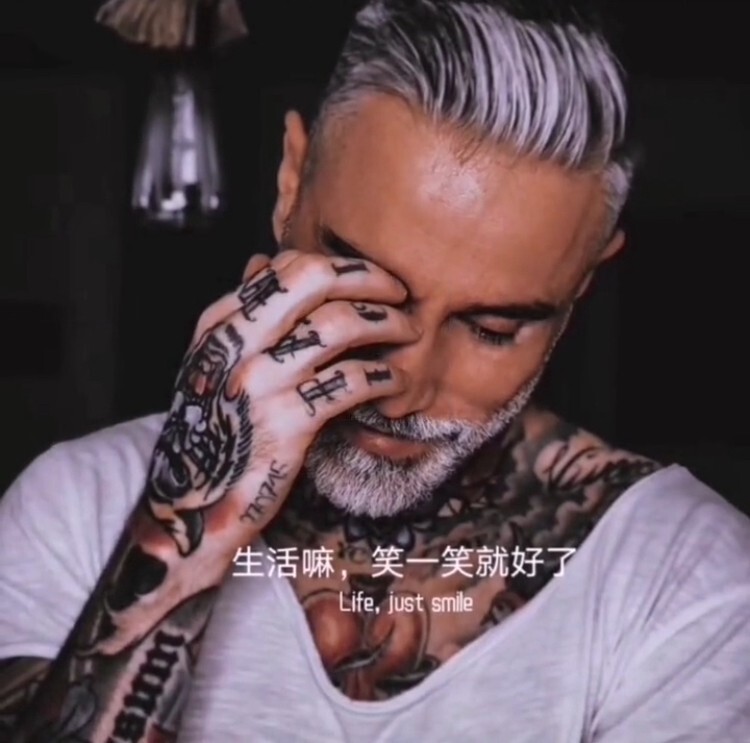 健身的人配纹身